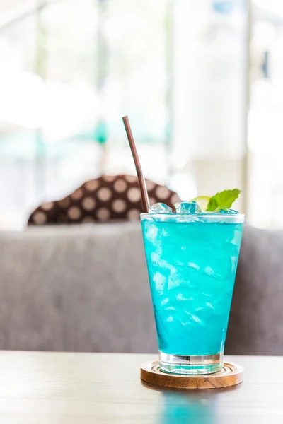 Copo de cocktail azul — Fotografia de Stock