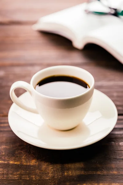 Kaffe kopp på trä bakgrund — Stockfoto