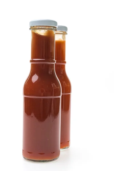 Rajčata a chilli omáčkou láhve — Stock fotografie