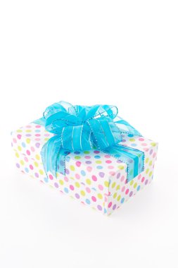 Beyaz arkaplanda hediye kutusu