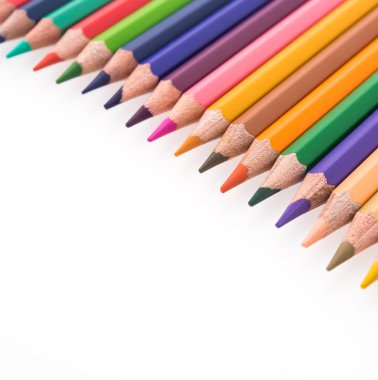 Beyaz arkaplanda renkli kalemler