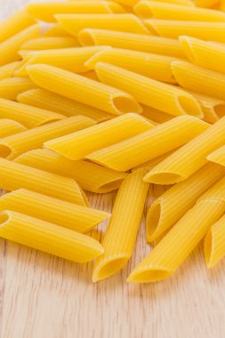 Ahşap zemin üzerinde makarna