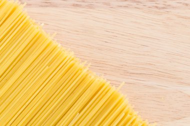 Ahşap zemin üzerinde makarna