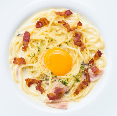 Carbonara spagetti yemek üzerinde