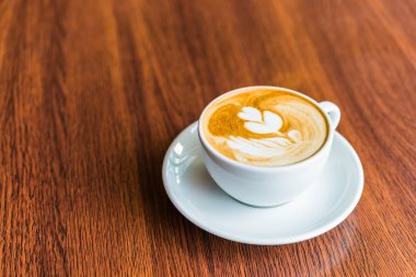 Kahve fincanı ahşap masada.