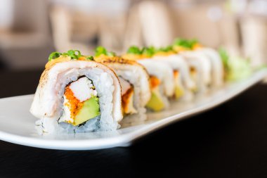 Sağlıklı yemek suşi rulo