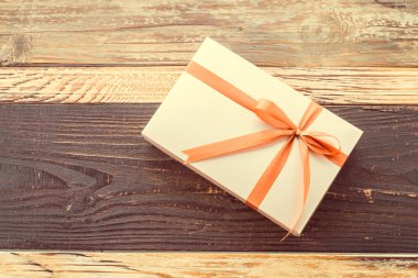 Tahta arka planda hediye kutusu