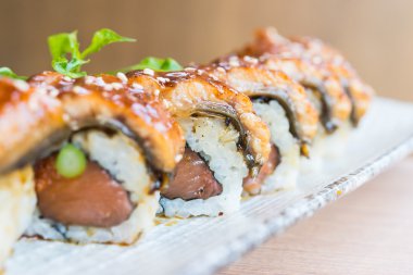 Yılan balığı suşi sarması.