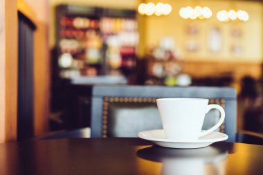 Kahve dükkanında kahve fincanı.