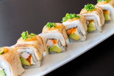Sağlıklı yemek suşi rulo