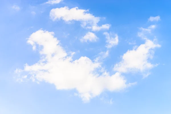 Wolken am blauen Himmel — Stockfoto