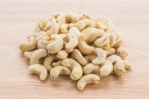 Cashew auf Holz Hintergrund — Stockfoto