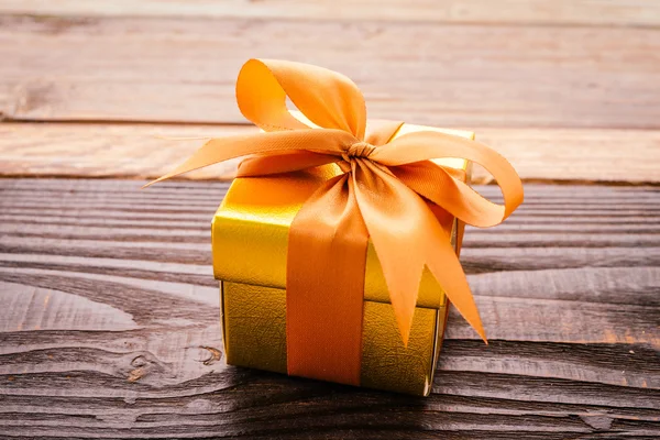 Gift box on wood background — Stock Photo, Image