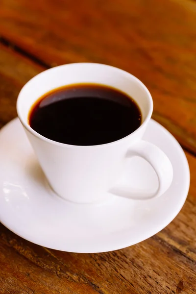 Taza de café sobre mesa de madera — Foto de Stock