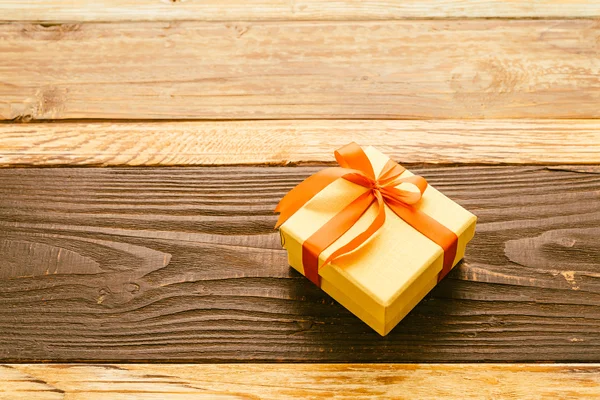 Scatola regalo su sfondo di legno — Foto Stock