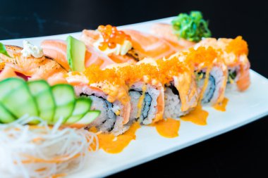 Lezzetli Japon suşi rulo