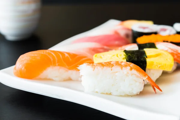 Deliciosos rollos de sushi japonés — Foto de Stock