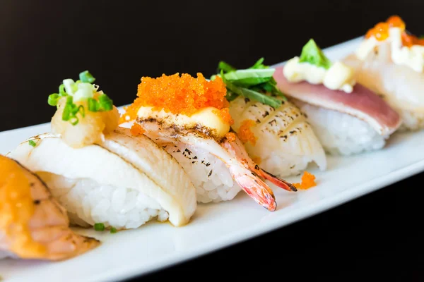 Deliciosos rollos de sushi japonés — Foto de Stock