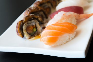 Lezzetli Japon suşi rulo