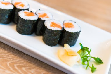 Lezzetli Japon suşi rulo