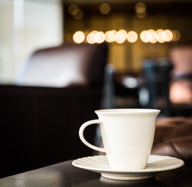 Kahve dükkanında kahve fincanı.