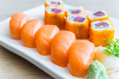 Lezzetli Japon suşi rulo