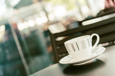 Kahve fincanı ahşap masada.