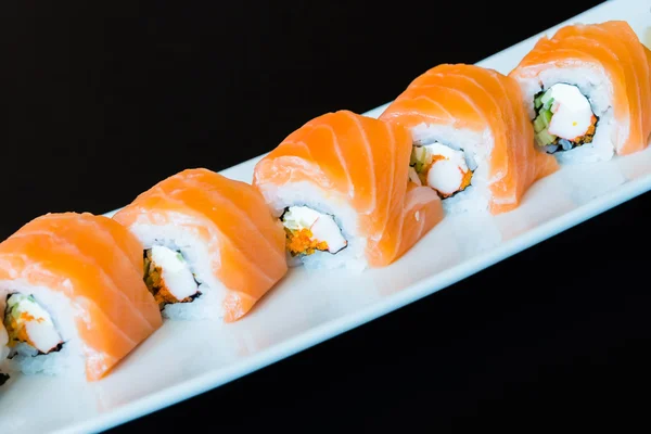 Deliciosos rollos de sushi japonés — Foto de Stock