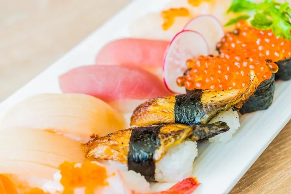 Deliciosos rollos de sushi japonés — Foto de Stock