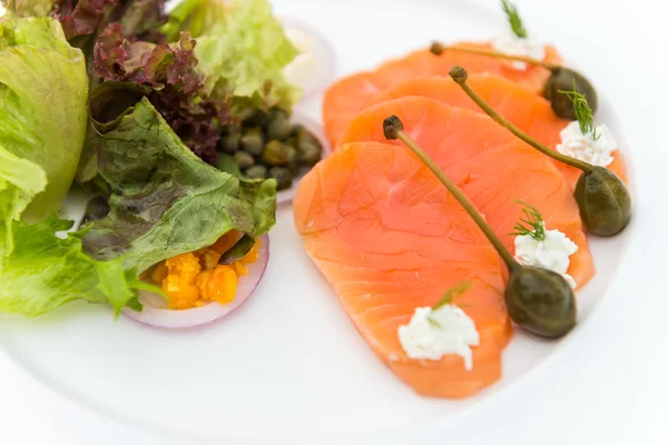 Räucherlachs-Salat — Stockfoto