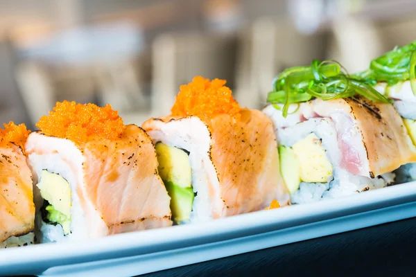 Deliciosos rollos de sushi japonés — Foto de Stock