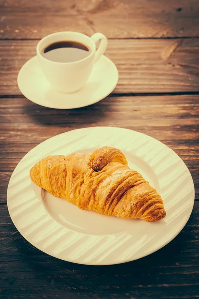 Croissant und Kaffee — Stockfoto