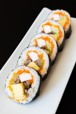 Lezzetli Japon suşi rulo