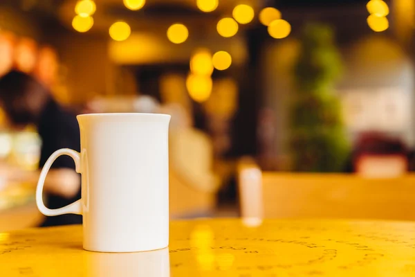 Kaffeetasse auf Holztisch — Stockfoto