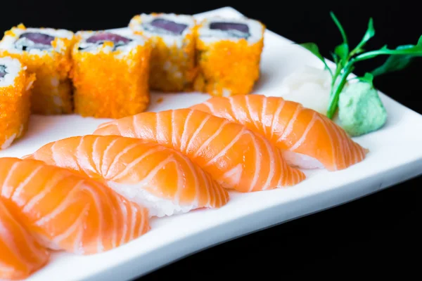 Deliziosi rotoli di sushi giapponesi — Foto Stock