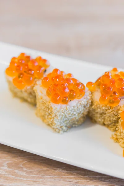 Deliciosos rollos de sushi japonés —  Fotos de Stock