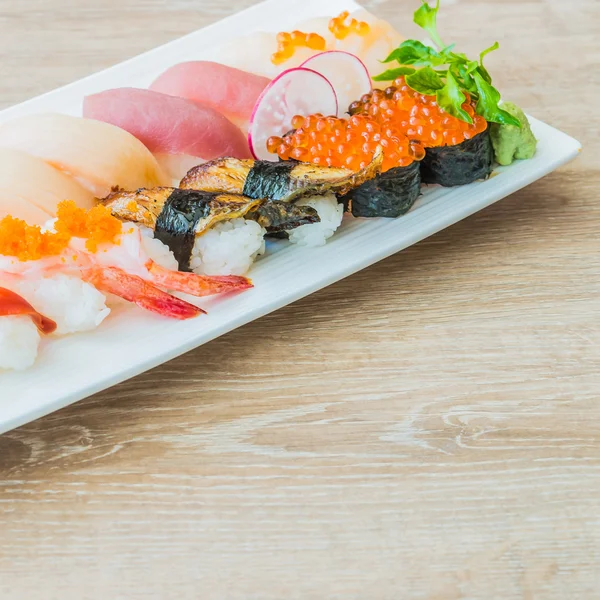 Délicieux rouleaux de sushi japonais — Photo