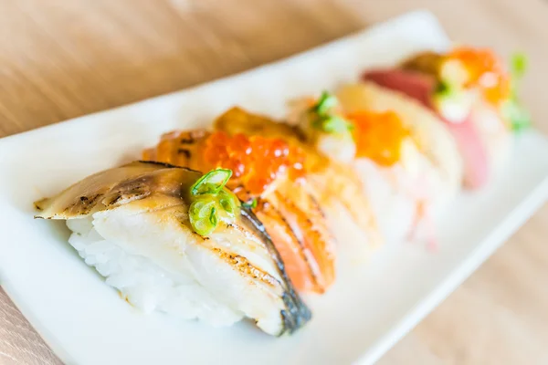 Deliciosos rollos de sushi japonés — Foto de Stock