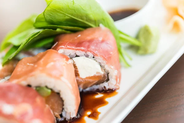 Involtini di sushi al salmone — Foto Stock