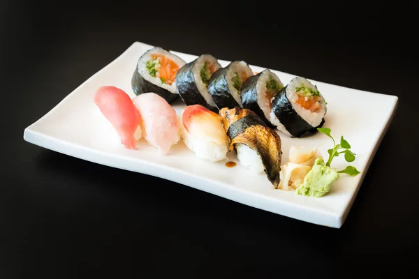 Rulouri de sushi pe farfurie albă — Fotografie, imagine de stoc