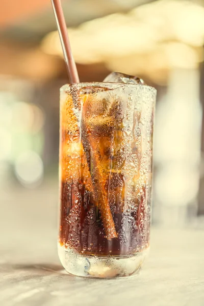 Cola glas i restaurang — Stockfoto