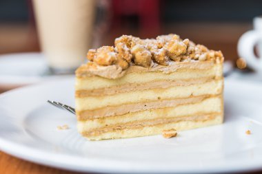 Beyaz plaka üzerinde kahve kek