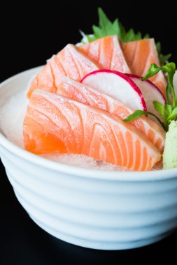 Çiğ somon balığı