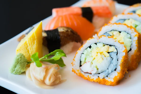 Heerlijke Japanse sushi rolt — Stockfoto