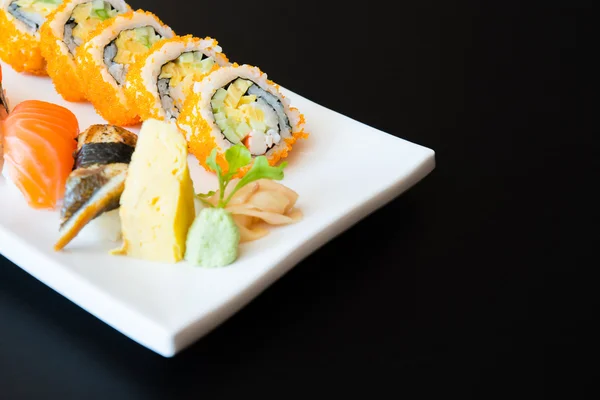 Deliciosos rollos de sushi japonés —  Fotos de Stock