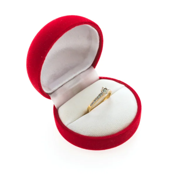 Алмазное кольцо в красной коробке — стоковое фото