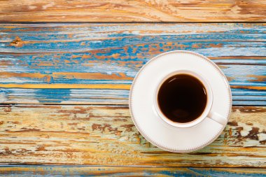 Kahve fincanı ahşap masada.