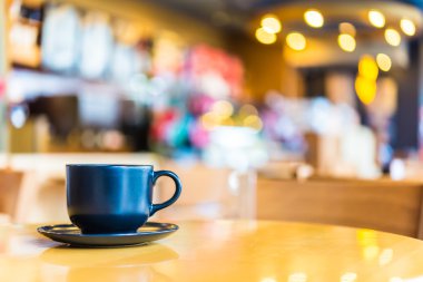 Kahve dükkanında kahve fincanı.