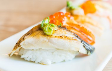 Lezzetli Japon suşi rulo