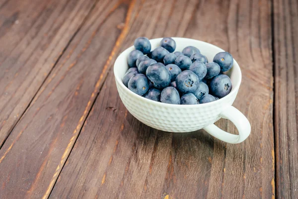 Blueberry cup på trä bakgrund — Stockfoto